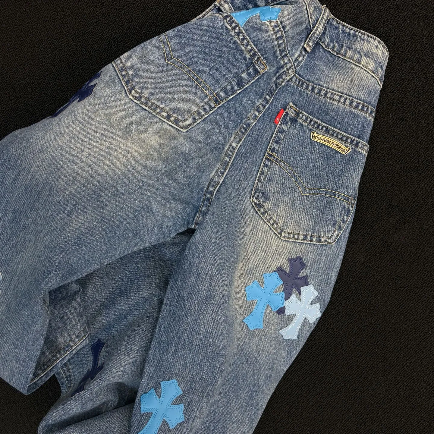 P280 Style number: D379 Chrome hearts CH grams new classic cross patch leather jeans Size: s-XXL (28 30 32 34 36) Color: washed blue Size reference 28 pants length 100 waist circumference 72 30 pants length 101 waist circumference 76 32 pants length 103 waist circumference 80 34 pants length 104 waist circumference 84 36 pants length 106 waist circumference 88
